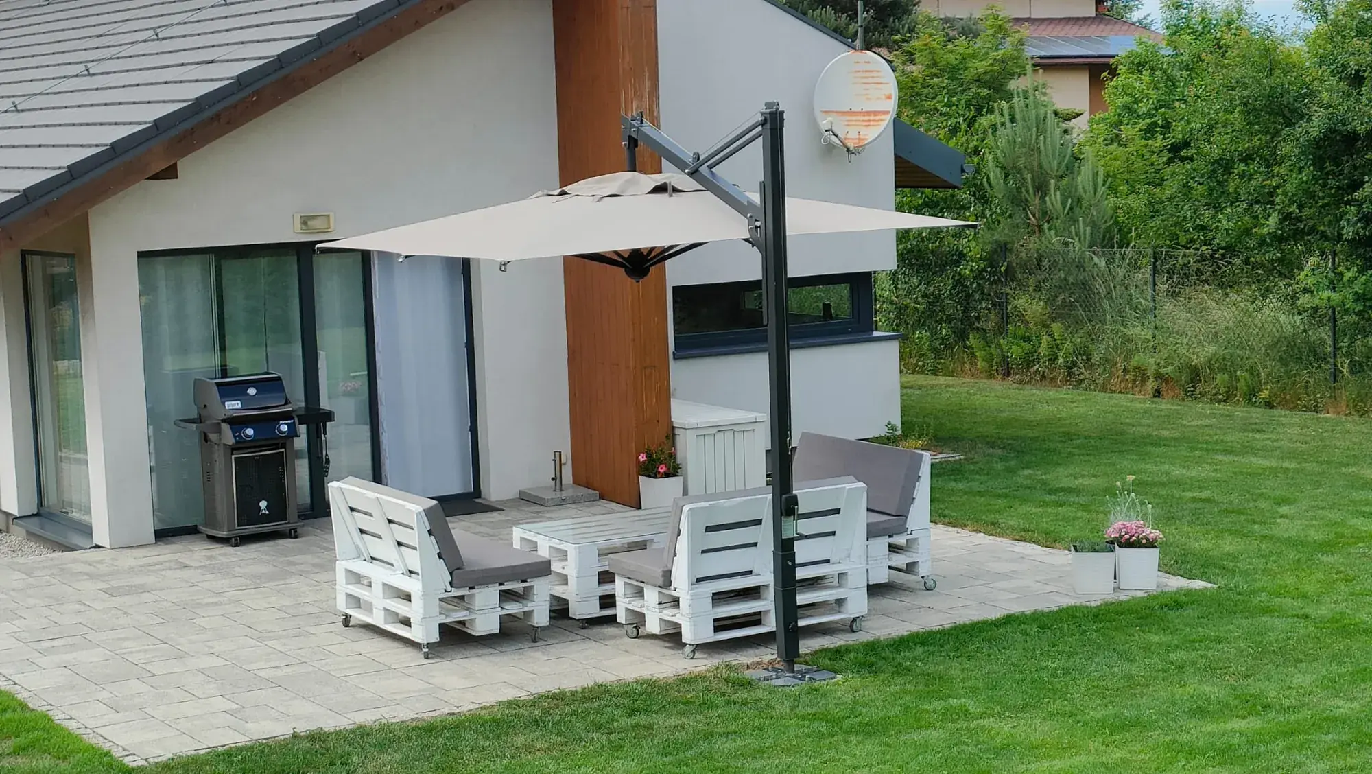 Galileo Dark parasol over a garden furniture set on a terrace in Jastrzębie-Zdrój