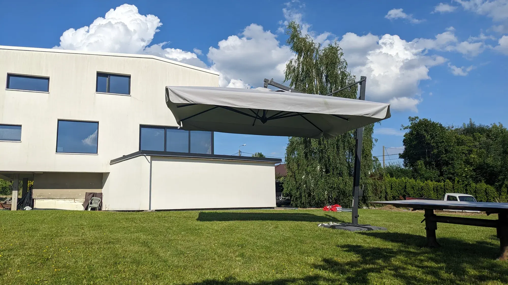 Galileo Maxi Dark in a garden in Bielsko-Biała, seen from the lawn