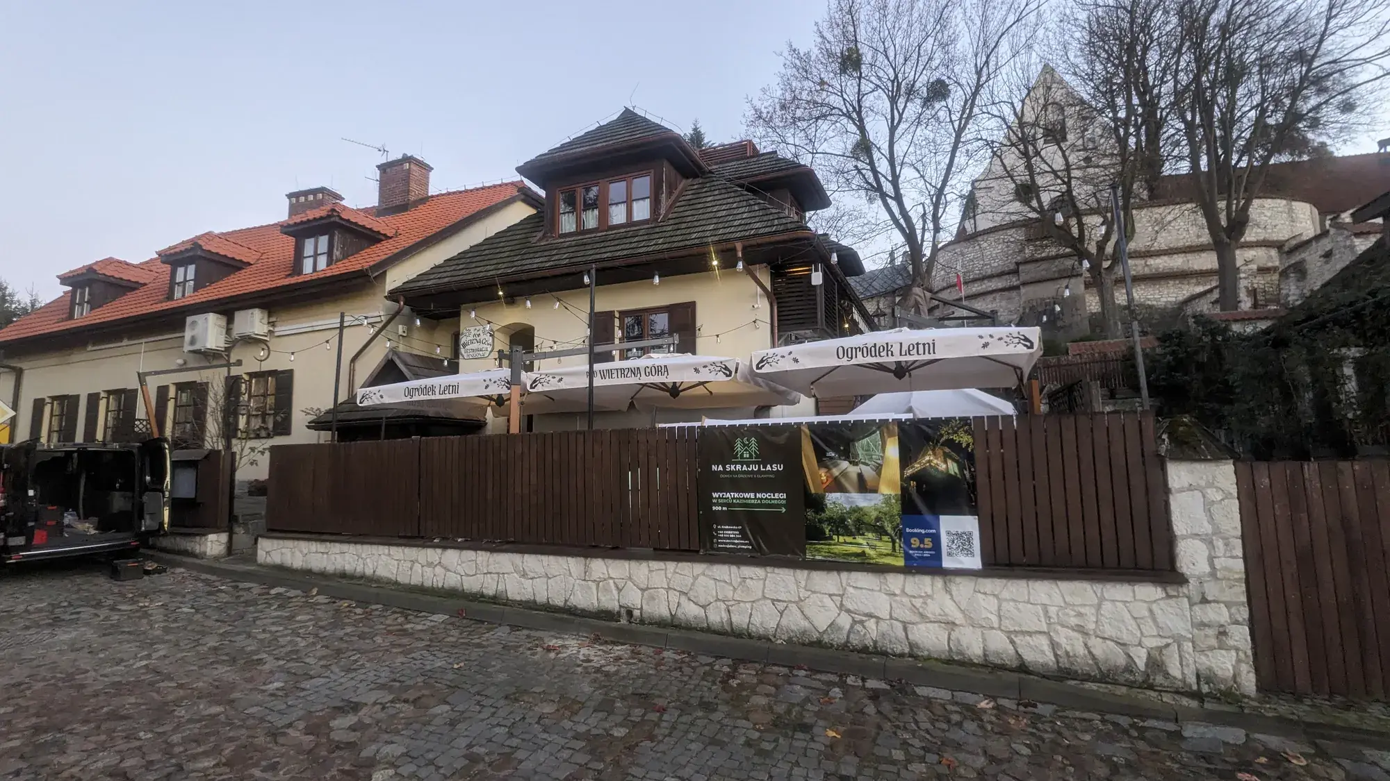 Ресторан Pod Wietrzną Górą со стороны ул. Краковской, зонты над летней площадкой