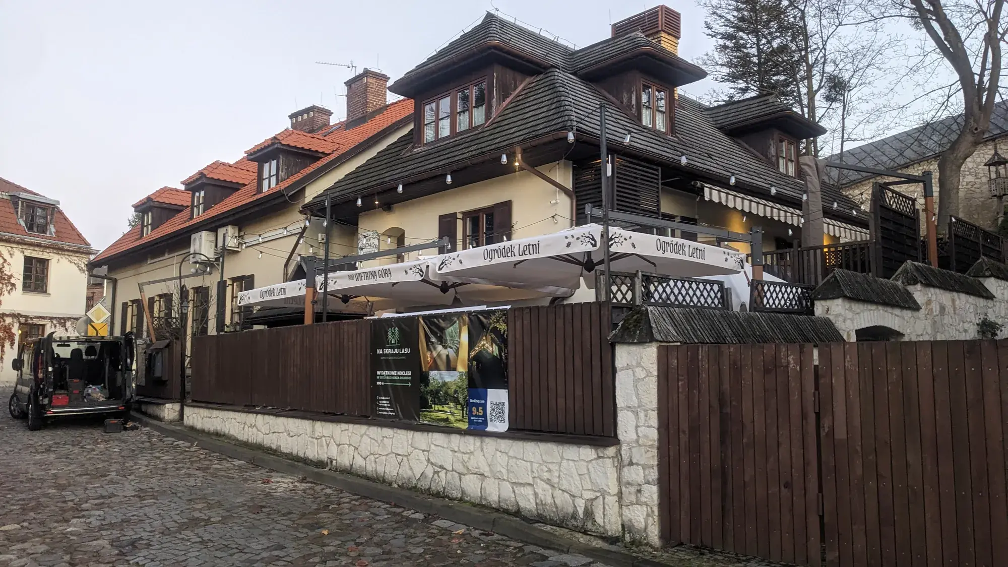 Площадка ресторана Pod Wietrzną Górą, вид с мощёной улицы