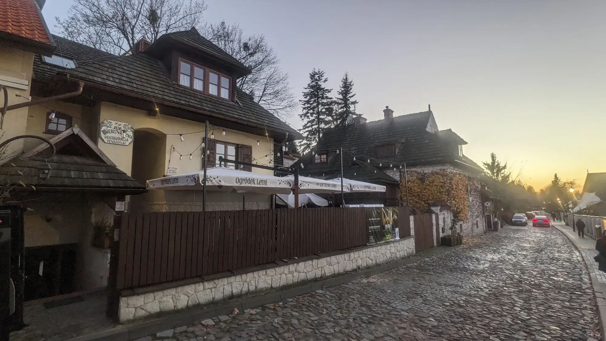 Ул. Краковская в Казимеж-Дольны на закате, зонты над площадкой ресторана