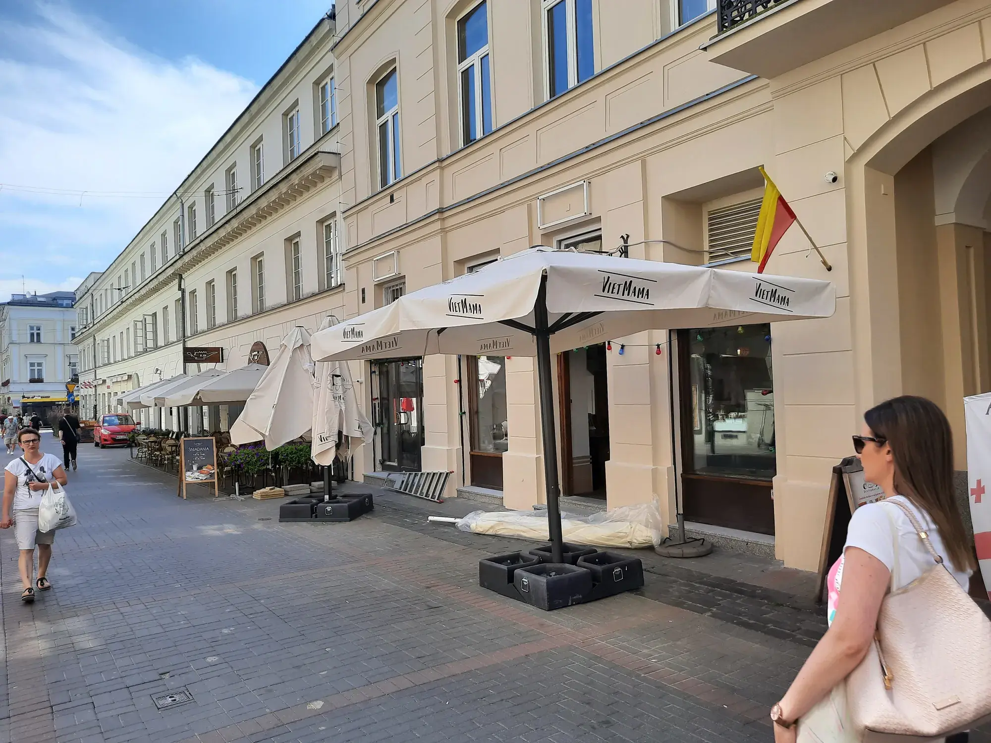 Зонты Capri с логотипом Viet Mama перед рестораном на ул. Хмельной в Варшаве