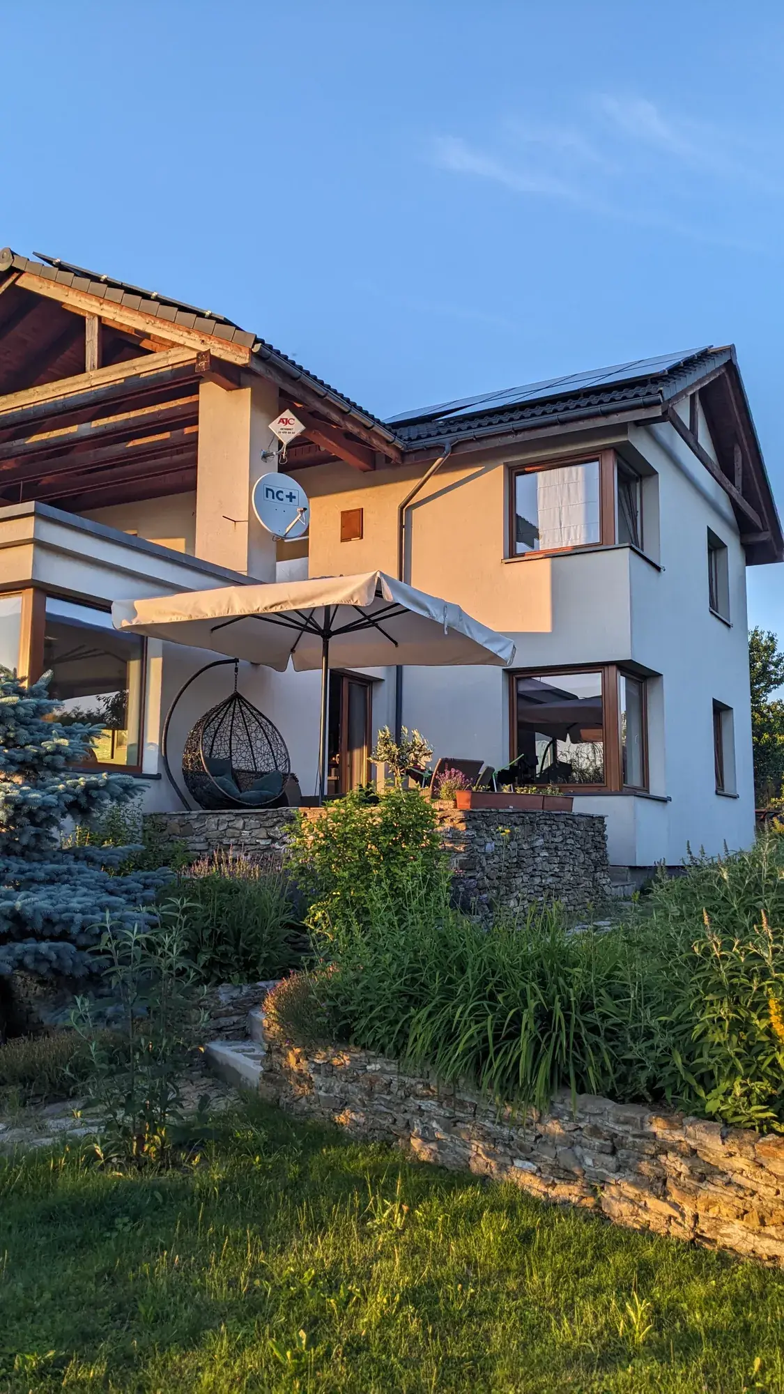 Palladio Standard on the stone terrace of a house in Wisła