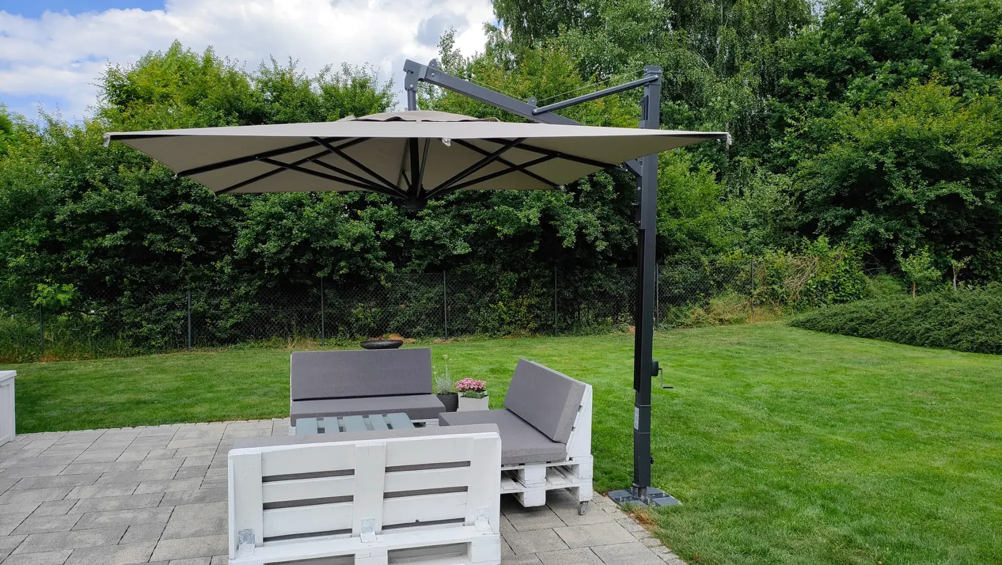 Garden with a terrace and a Galileo Dark parasol in Jastrzębie-Zdrój