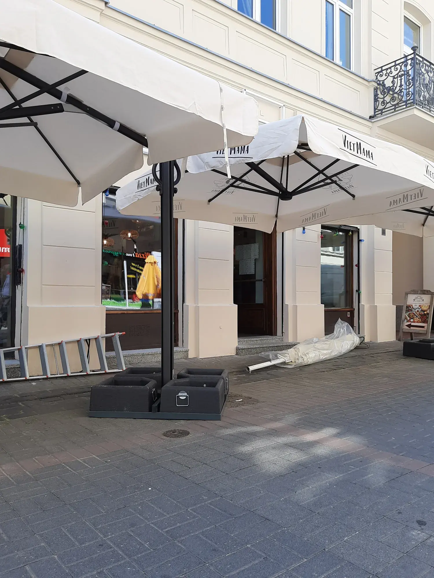 Galaxia Dual parasol frame by the tenement facade on Chmielna Street